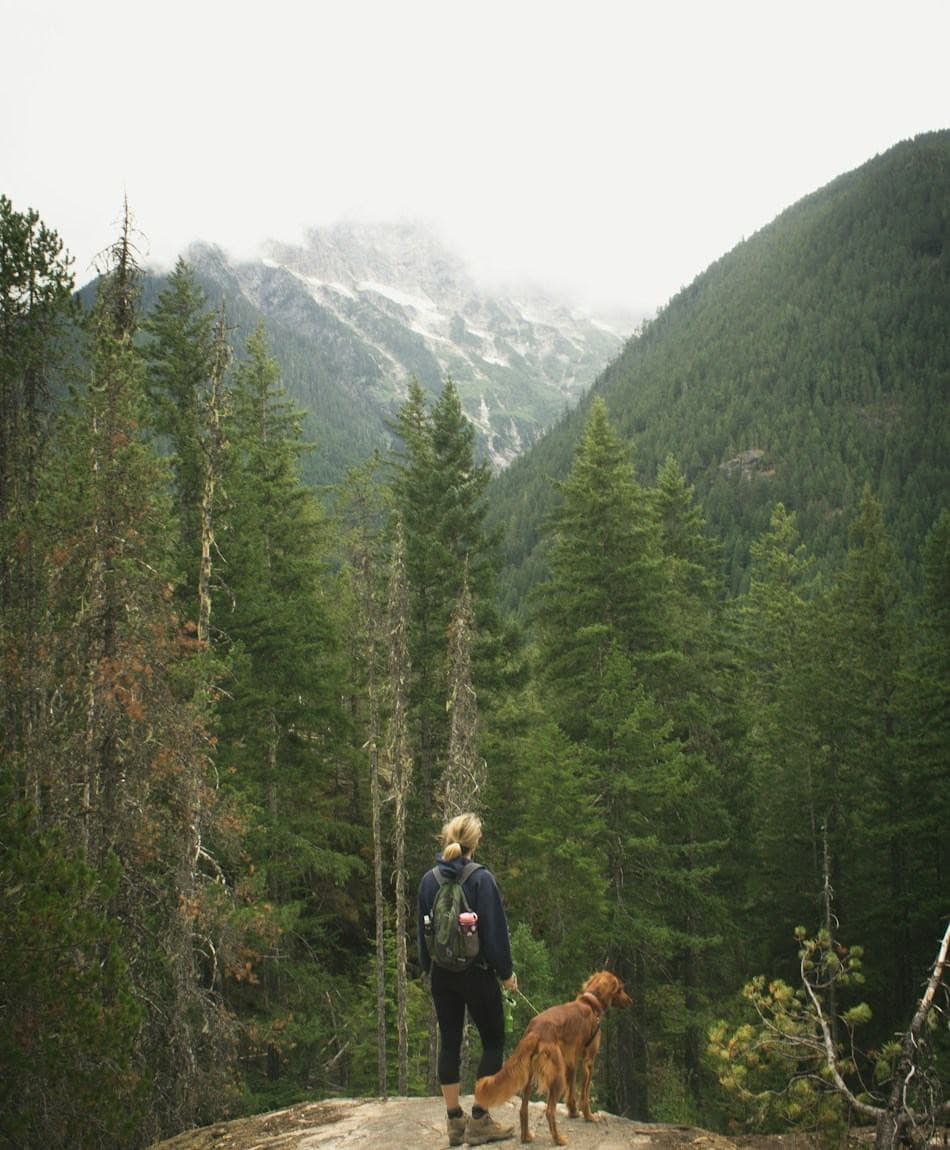 Annegrete i naturen med sin hund
